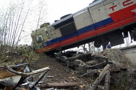 Adana'da el frenini çekilmeyen lokomotif başıboş 40 kilometre yol aldı