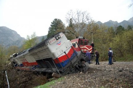 Adana'da el frenini çekilmeyen lokomotif başıboş 40 kilometre yol aldı