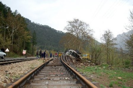 Adana'da el frenini çekilmeyen lokomotif başıboş 40 kilometre yol aldı