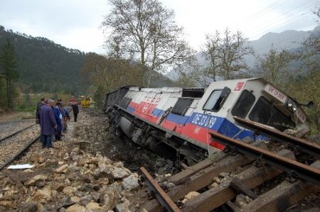 Adana'da el frenini çekilmeyen lokomotif başıboş 40 kilometre yol aldı