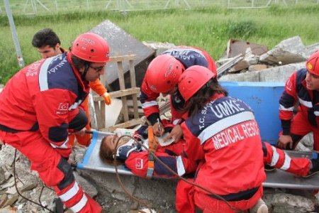 Adana'da enkazdan yaralı kurtarma tatbikatı gerçeğini aratmadı