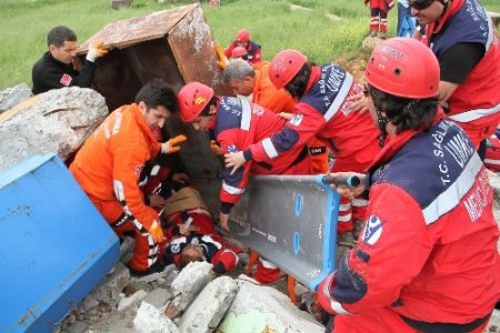 Adana'da enkazdan yaralı kurtarma tatbikatı gerçeğini aratmadı