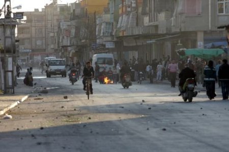 Adana'da İzin Gösteride Yine Çocuklar Kullanıldı