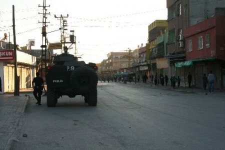 Adana'da İzin Gösteride Yine Çocuklar Kullanıldı