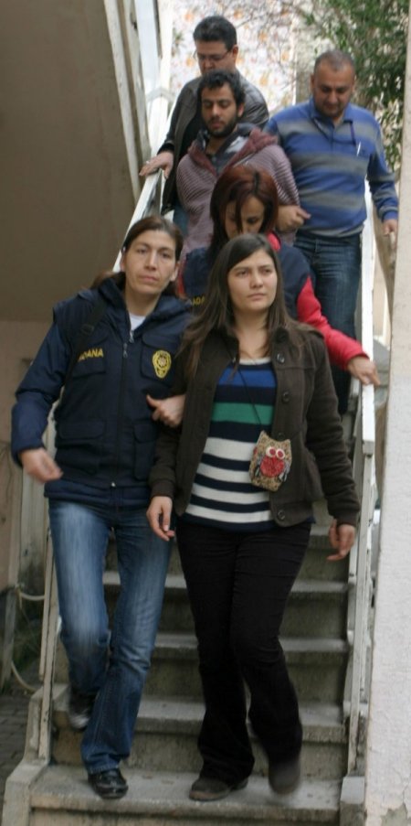 Adana'da izinsiz gösteri yapmak isteyen 9 öğrenci gözaltına alındı