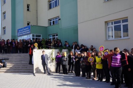 Adana'da kamu çalışanları bir günlük iş bıraktı