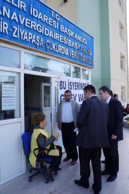 Adana'da kamu çalışanları bir günlük iş bıraktı