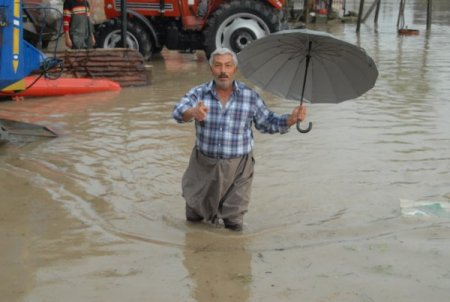 Adana'da kanallar taştı köyler ve tarım arazileri su altında kaldı