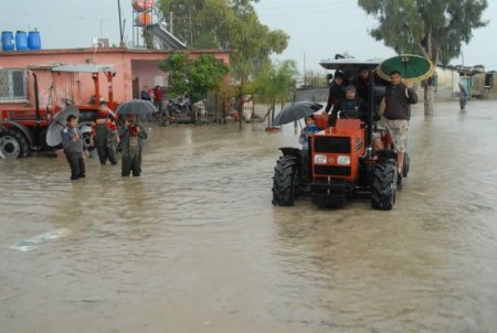 Adana'da kanallar taştı köyler ve tarım arazileri su altında kaldı