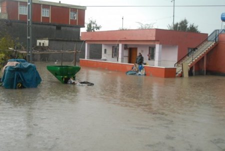 Adana'da kanallar taştı köyler ve tarım arazileri su altında kaldı