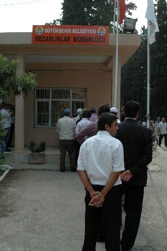 Adana'da Mezarlıklarda Kur'an Okumak İsteyen Kişiler Sınavdan Geçirildi