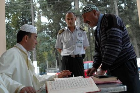 Adana'da Mezarlıklarda Kur'an Okumak İsteyen Kişiler Sınavdan Geçirildi