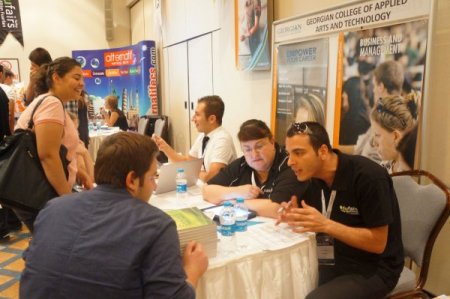 Adana'da öğrenciler yurt dışı üniversite eğitimi konusunda bilgi aldı