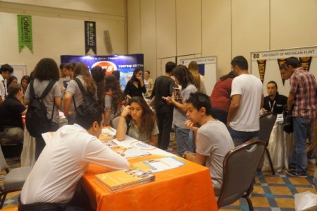 Adana'da öğrenciler yurt dışı üniversite eğitimi konusunda bilgi aldı