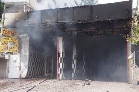 Adana'da öldürülen gencin yakınları, katil zanlısının çalıştığı dükkanı yaktı