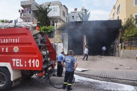 Adana'da öldürülen gencin yakınları, katil zanlısının çalıştığı dükkanı yaktı