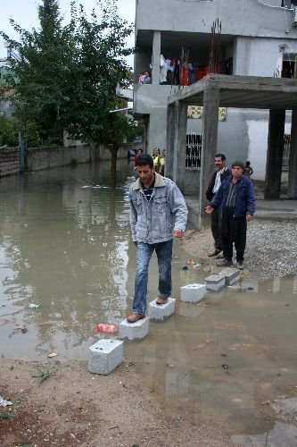 Adana'da Sokak Kanalizasyon Suları Altında Kaldı