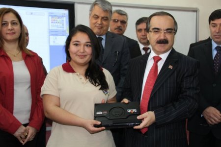 Adana'da tablet bilgisayar dağıtımı başladı