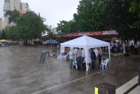 Adana’da yağmur vatandaşları hazırlıksız yakaladı