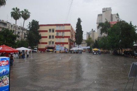 Adana’da yağmur vatandaşları hazırlıksız yakaladı