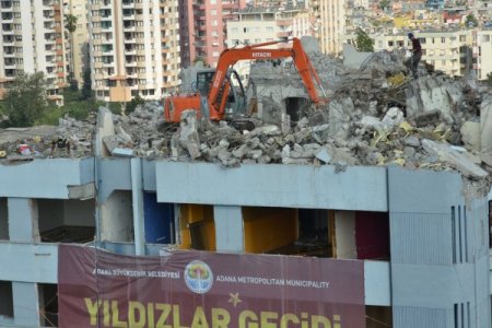Adana'da yıkım için 10 katlı binanın üzerine iş makinası çıkarıldı