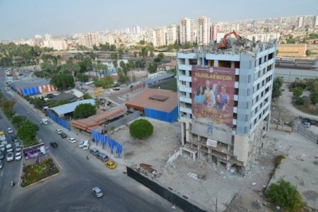 Adana'da yıkım için 10 katlı binanın üzerine iş makinası çıkarıldı
