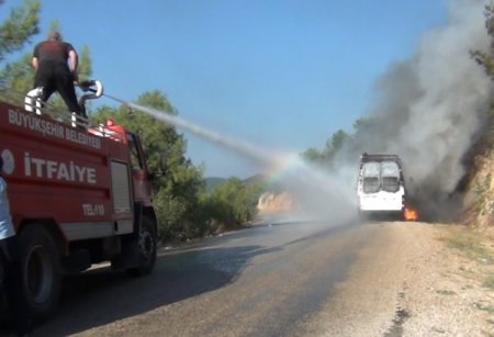 Adana'da yolcu minibüsü alev alev yandı