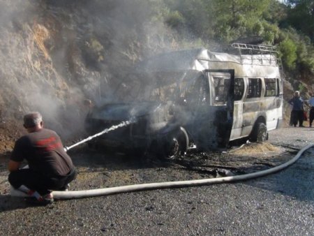 Adana'da yolcu minibüsü alev alev yandı