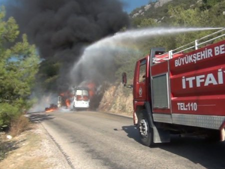 Adana'da yolcu minibüsü alev alev yandı