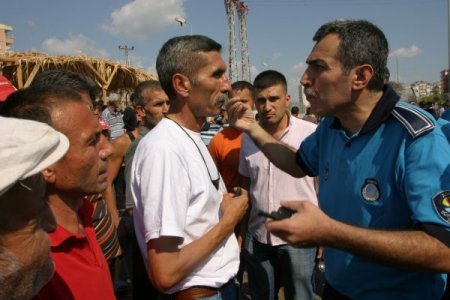 Adana'da zabıta biberci esnafına 'biber gazı' sıktı, onlarda sopayla püskürttü!
