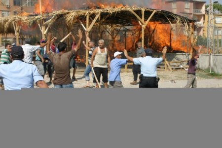 Adana'da zabıta biberci esnafına 'biber gazı' sıktı, onlarda sopayla püskürttü!