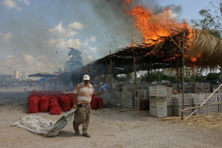 Adana'da zabıta biberci esnafına 'biber gazı' sıktı, onlarda sopayla püskürttü!