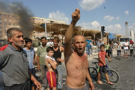 Adana'da zabıta biberci esnafına 'biber gazı' sıktı, onlarda sopayla püskürttü!