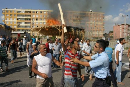 Adana'da zabıta biberci esnafına 'biber gazı' sıktı, onlarda sopayla püskürttü!