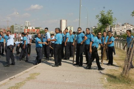Adana'da zabıta biberci esnafına 'biber gazı' sıktı, onlarda sopayla püskürttü!