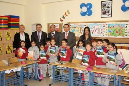 Adana'daki Öğrencilere 'kozan' Kitabı Dağıtıldı