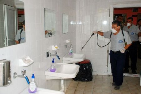 Adana'daki Okullarda Domuz Gribi Nedeniyle İlaçlama Çalışması Yapılıyor