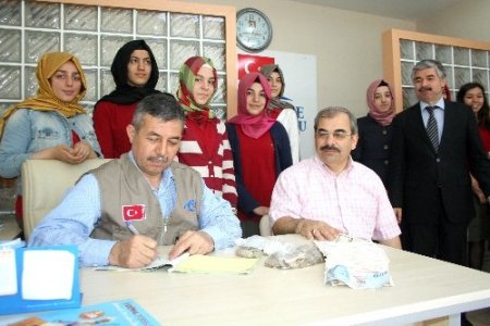 Adanalı öğrenciler Afrikalı katarakt hastalarına ışık oldu