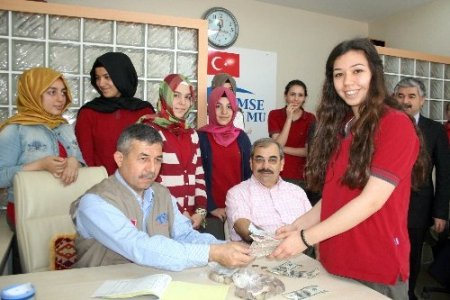 Adanalı öğrenciler Afrikalı katarakt hastalarına ışık oldu