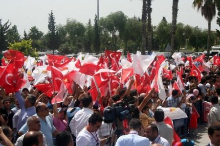 Adanalılar Başbakan Erdoğan'ı havaalanında bekliyor