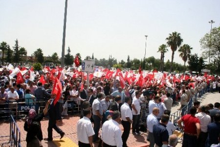 Adanalılar Başbakan Erdoğan'ı havaalanında bekliyor