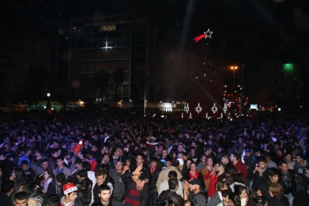 Adanalılar Uğur Mumcu Meydanı'nda yeni yıla girdi