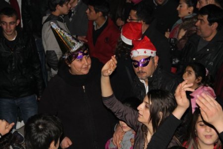 Adanalılar Uğur Mumcu Meydanı'nda yeni yıla girdi