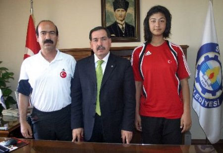 Adana'nın Gururu Nafia Kuş'a Köşk'ten Davet