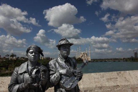 Adana’nın simgesi tarihi Taşköprü’de festival coşkusu başlıyor