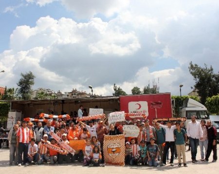 Adanaspor taraftlarları hakem kararlarını protesto etti