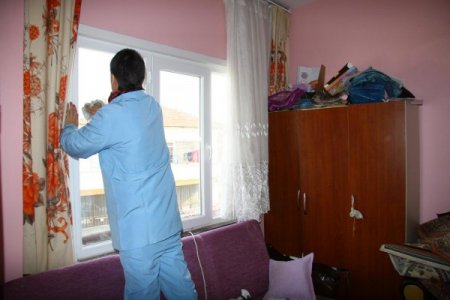Adapazarı Belediyesi Bakıma Muhtaç Vatandaşların Evini Temizliyor