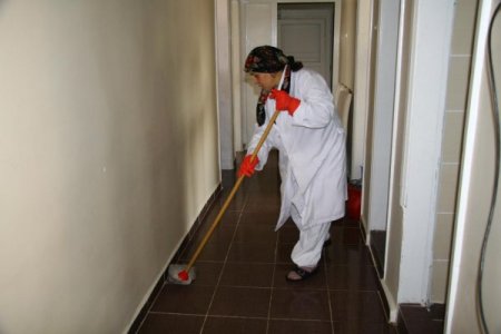 Adapazarı Belediyesi Bakıma Muhtaç Vatandaşların Evini Temizliyor
