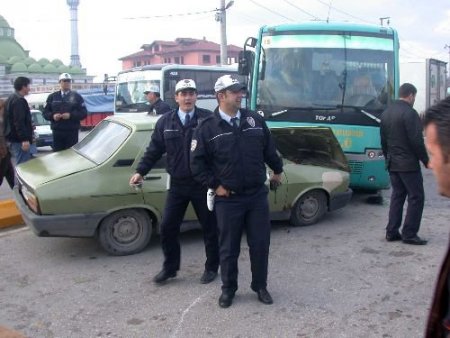 Adapazarı'nda Trafik Kazası: 4 Yaralı