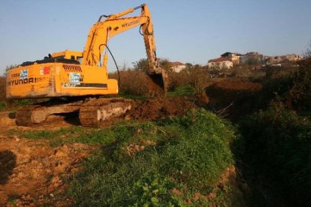 Adasu, Ferizli'de Yağmur Suyu Kanalı Çalışması Yapıyor
